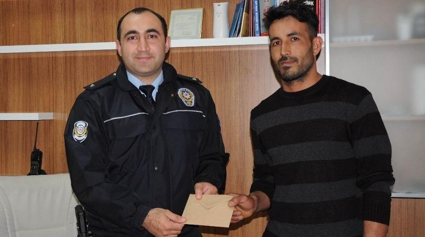 Hamallık Yapan Vatandaş Bulduğu Parayı Polise Teslim Etti