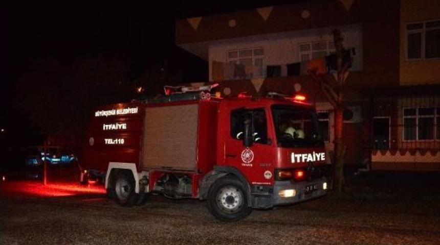 Katil Zanlısı Muhtarın Evini Kundakladılar