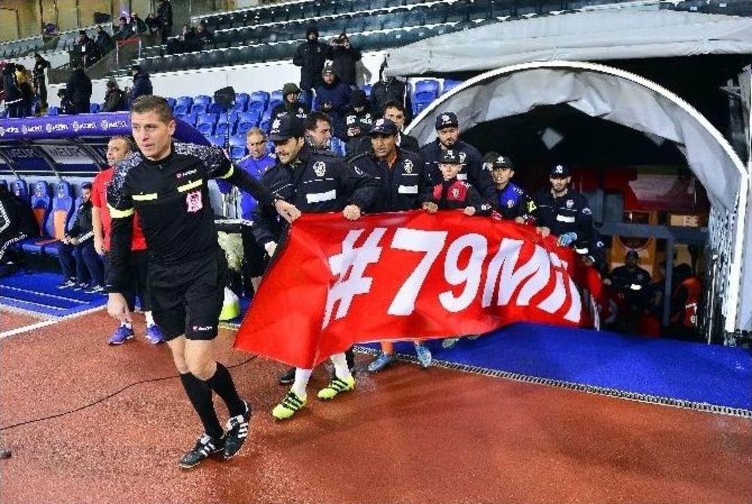 Ma&ccedil;a Polis Montu Ve Şapkasıyla &Ccedil;ıktılar