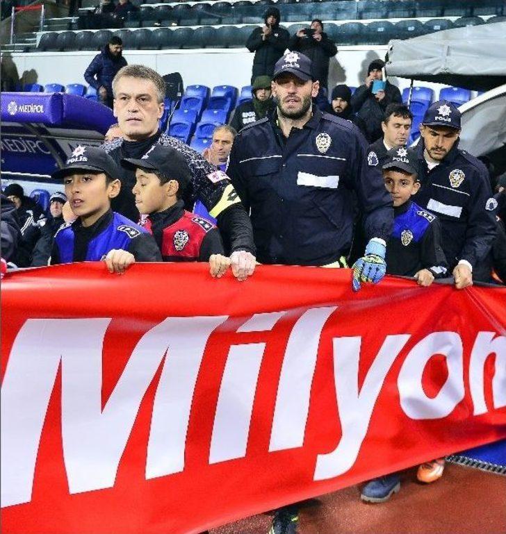 Maça Polis Montu Ve Şapkasıyla Çıktılar G1