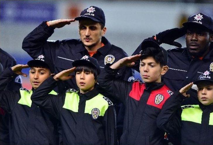 Maça Polis Montu Ve Şapkasıyla Çıktılar G2