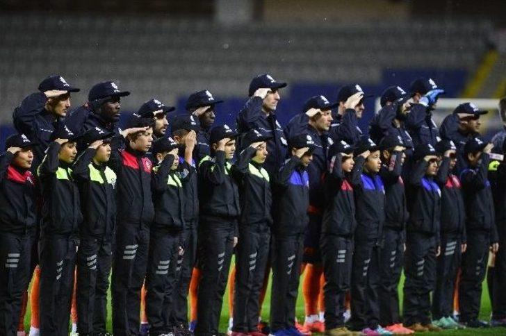 Maça Polis Montu Ve Şapkasıyla Çıktılar G3