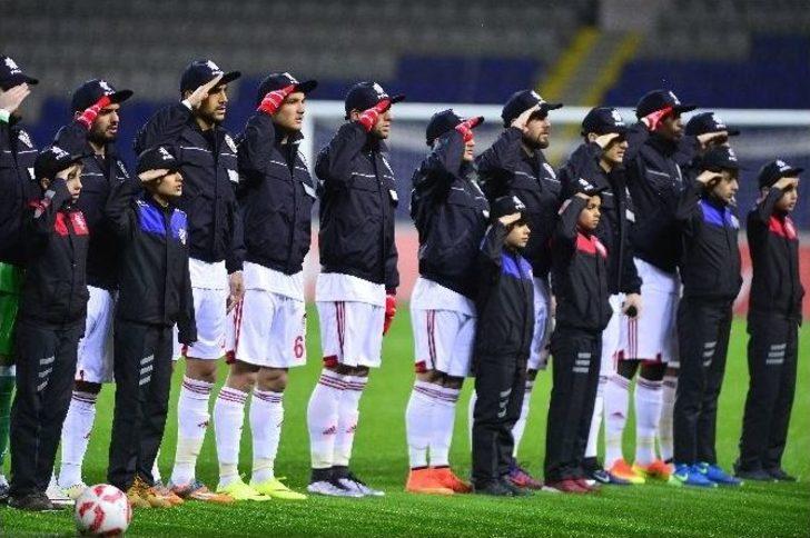 Maça Polis Montu Ve Şapkasıyla Çıktılar G4