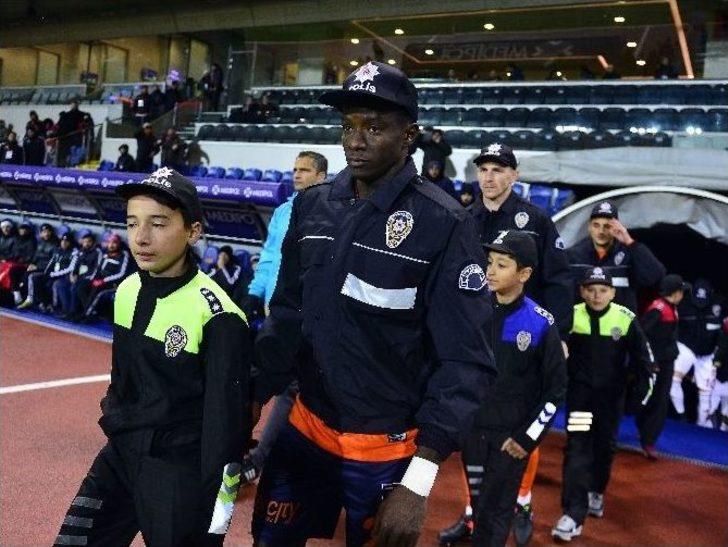 Maça Polis Montu Ve Şapkasıyla Çıktılar G5