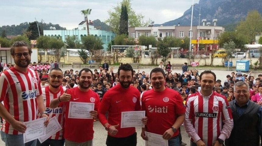 Antalyasporlu Taraftarlardan İlkokula K&uuml;t&uuml;phane