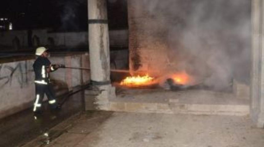 Tadilat G&ouml;ren Caminin &Ouml;n&uuml;ndeki Ahşap Kanepe Yandı