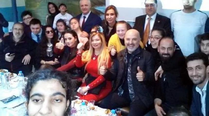 &Uuml;nl&uuml;ler, Selfie Isteğini &Ccedil;eviremedikleri '&ouml;zel &Ouml;ğrencilerle&rsquo;