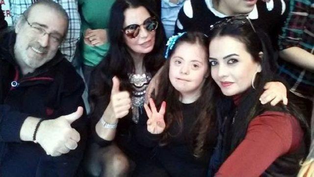 Ünlüler, Selfie Isteğini Çeviremedikleri 'özel Öğrencilerle’