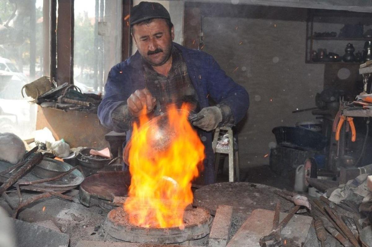 Yarım Asrını Verdiği Mesleğini Yaşatmak İ&ccedil;in Direniyor