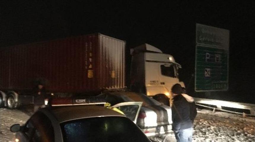 Kar Kazası Otobanı Kilitledi