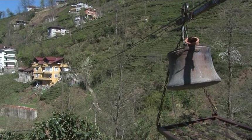 15 Yıldır Kendi Kurdukları Teleferik Sistemi İle Evlerine Gidip Geliyorlar