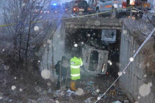 Kaza Yapan Kamyonet Menfez Köprüye Girdi, Cesedi Bugün Bulundu