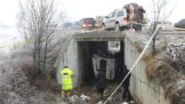 Kaza Yapan Kamyonet Menfez Köprüye Girdi, Cesedi Bugün Bulundu