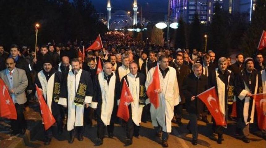 Karab&uuml;k &Uuml;niversitesi'nde 5 Bin Kişiyle 'ter&ouml;re Lanet' Y&uuml;r&uuml;y&uuml;ş&uuml;