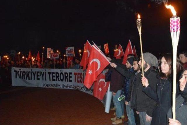 Karabük Üniversitesi'nde 5 Bin Kişiyle 'teröre Lanet' Yürüyüşü