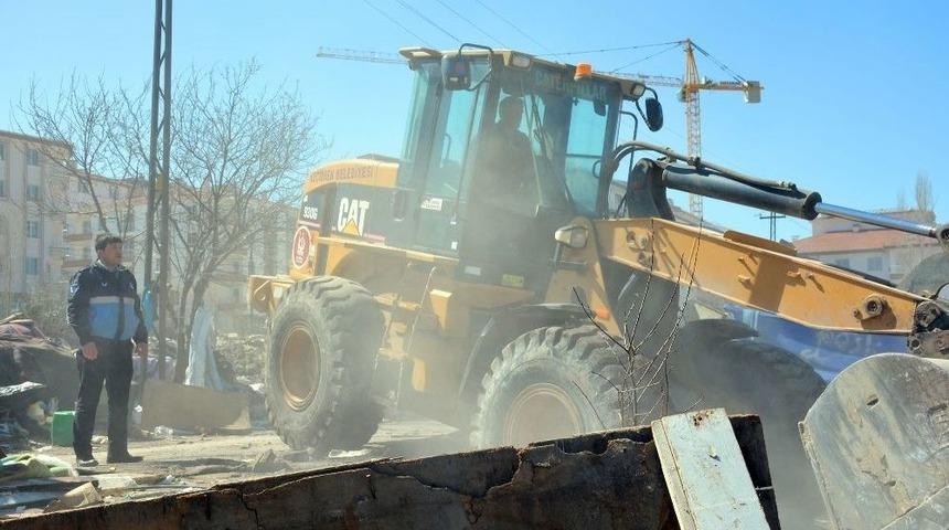 Ke&ccedil;i&ouml;ren Terk Edilmiş Yapılardan Temizleniyor