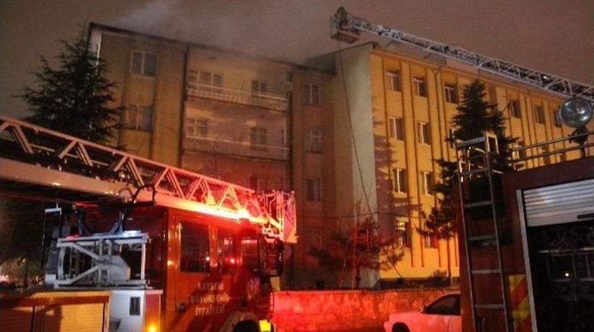 4 Katlı Binanın Çatı Katında Çıkan Yangın Paniğe Neden Oldu