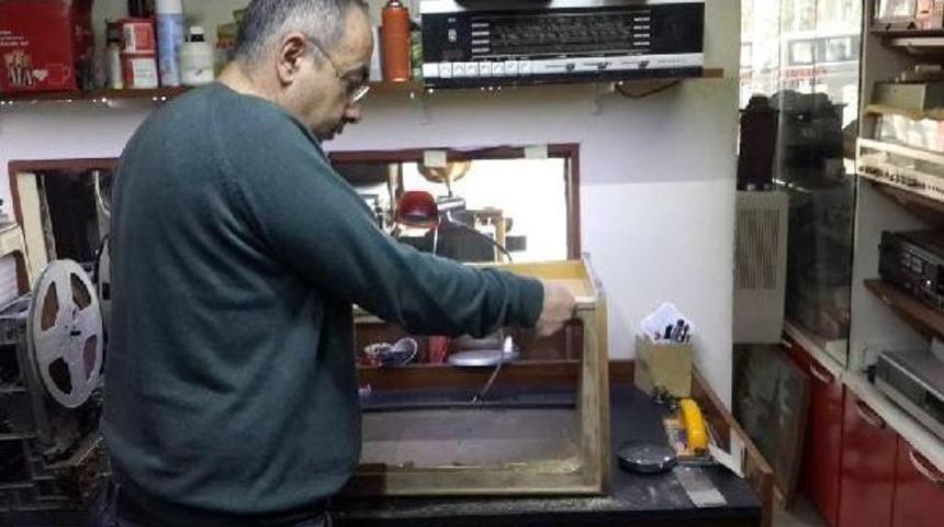 Antika Gramofon Ve Radyolar 'lak' B&ouml;ceğinin Salgısıyla Yenileniyor