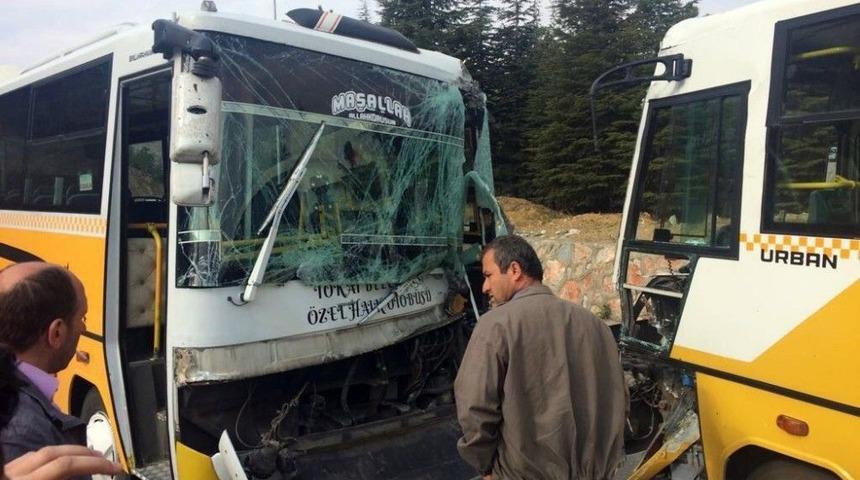 Tokat&rsquo;ta &Ouml;ğrenci Taşıyan Halk Midib&uuml;sleri &Ccedil;arpıştı: 25 Yaralı