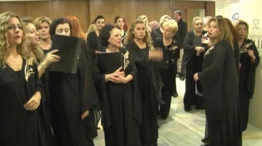 Modacı Ahmet &Ouml;zceyhan Tasarımlarını T&uuml;rkiye Diyanet Vakfı&rsquo;nda Sergiledi