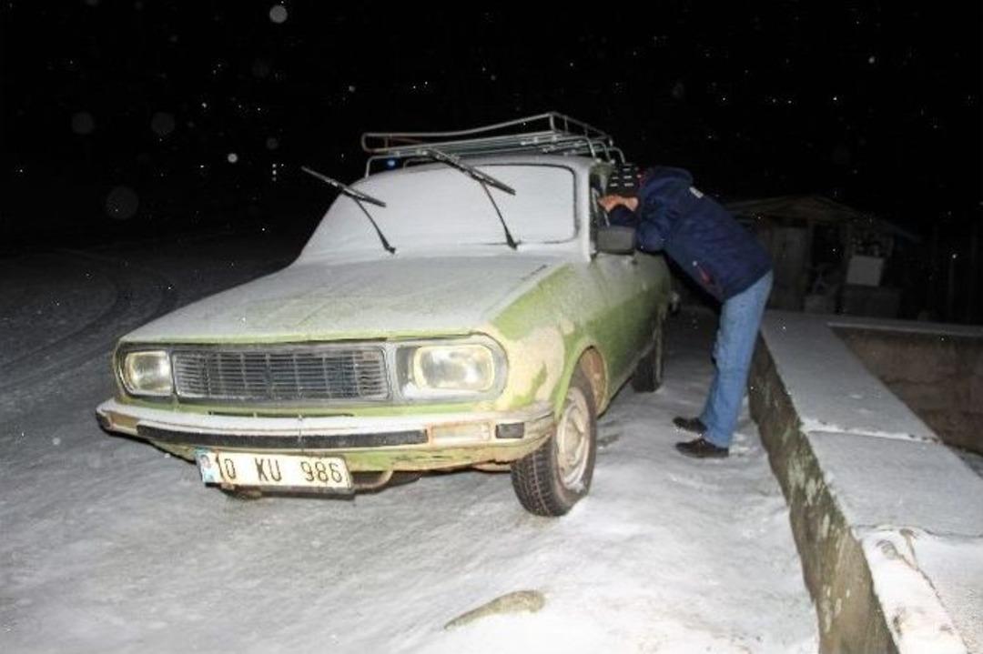 Kazdağları&rsquo;nda S&uuml;r&uuml;c&uuml;lere Kar Engeli