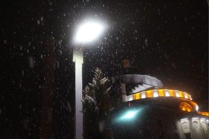 Kar Yağışı Elazığ’ı Beyaza Bürüdü G3