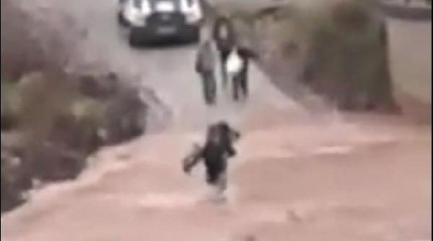 Servis Şof&ouml;r&uuml;, &Ouml;ğrencileri Sırtında Taşıyarak Karşıya Ge&ccedil;irdi