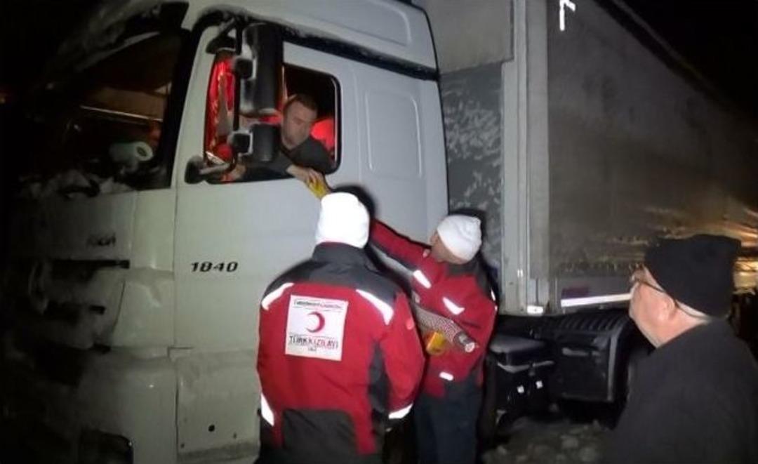 Kızılay Yolda Kalanlara Sıcak &Ccedil;ay İkram Etti