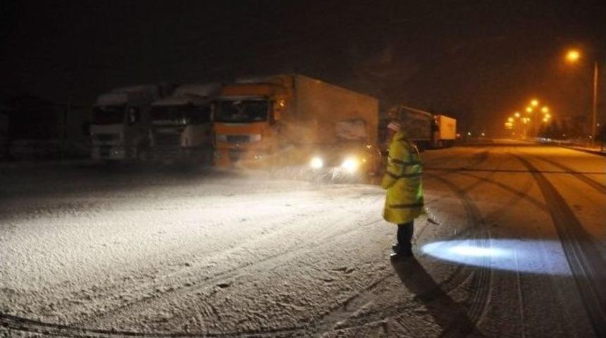 Seydişehir&rsquo;de Trafiğe Kar Engeli
