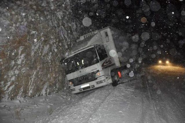 Seydişehir’de Trafiğe Kar Engeli