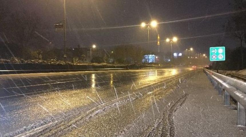 İstanbul’da Gece Saatlerinde Kar Yağışı Etkili Oluyor