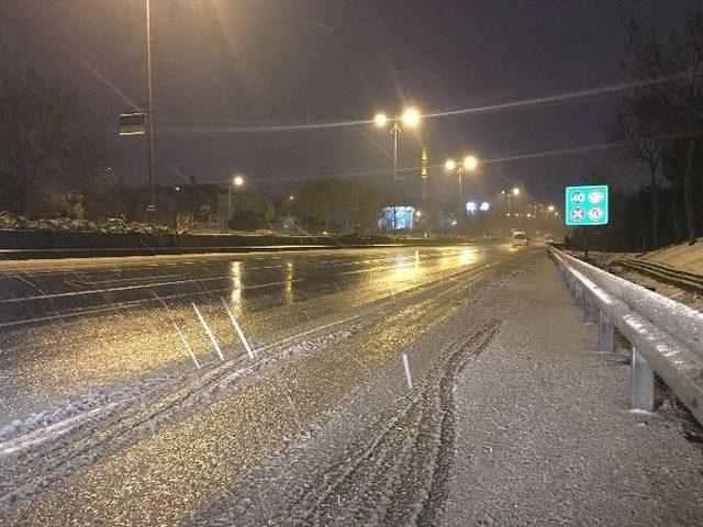 İstanbul’da Gece Saatlerinde Kar Yağışı Etkili Oluyor