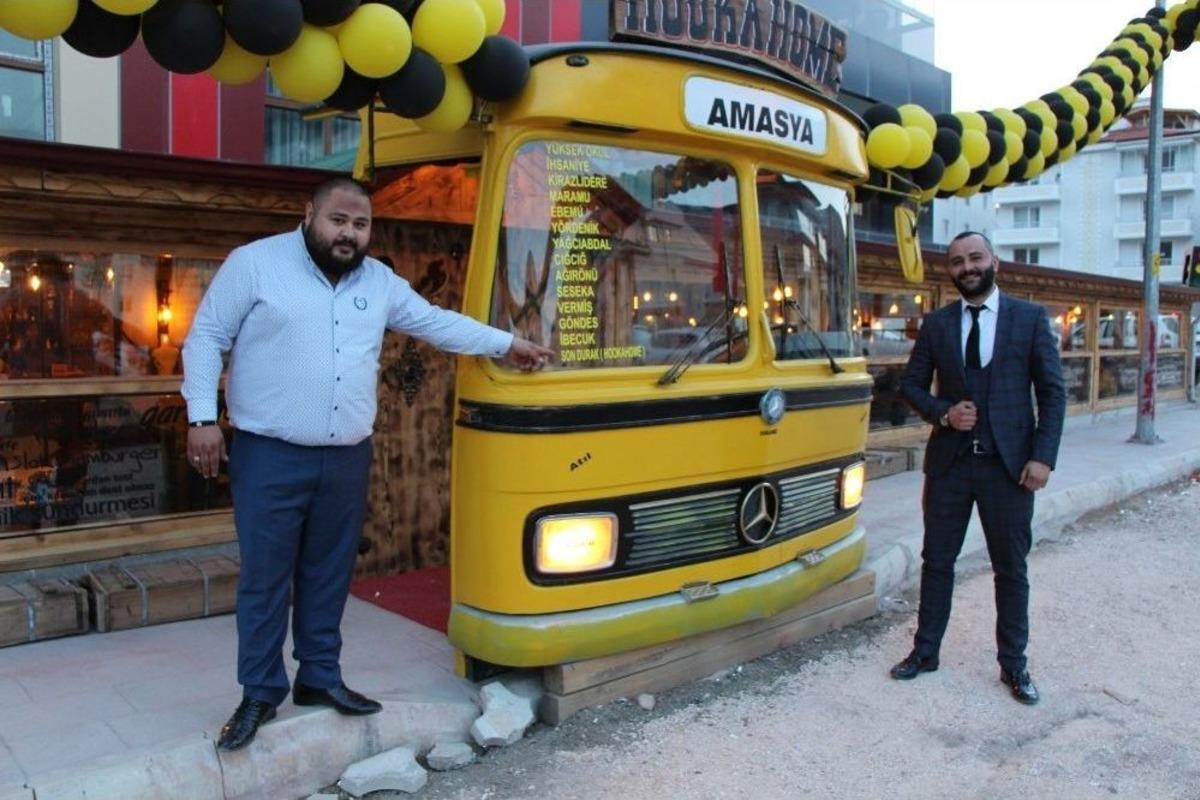 Kafeye Belediye Otob&uuml;s&uuml;nden Giriliyor