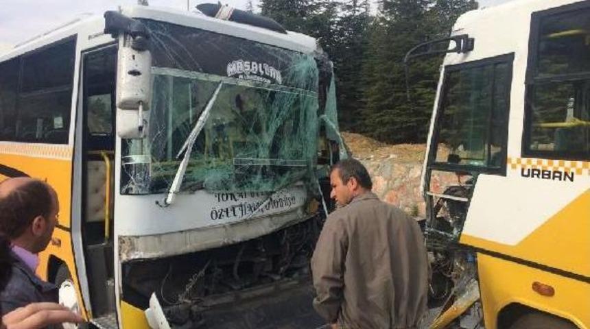 Tokat'ta Yolcu Minib&uuml;sleri &Ccedil;arpıştı: 25 Yaralı
