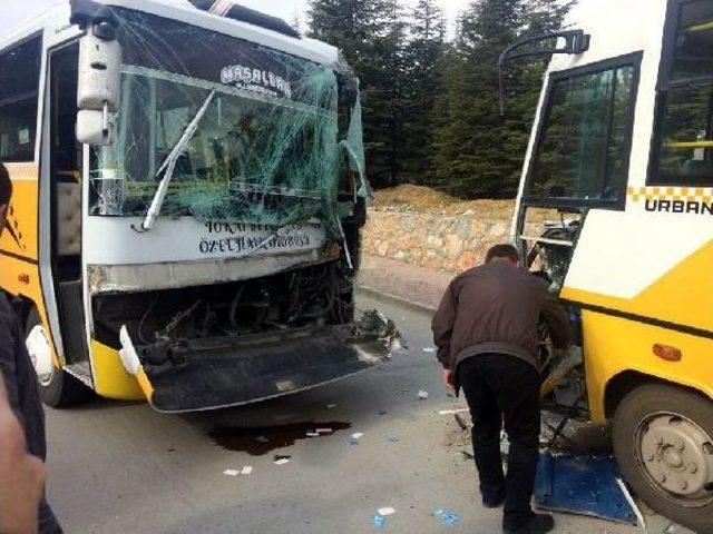 Tokat'ta Yolcu Minibüsleri Çarpıştı: 25 Yaralı