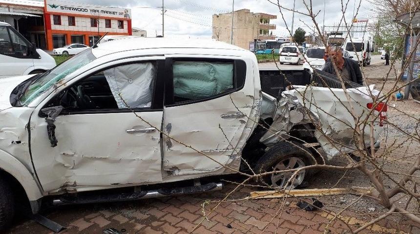 Adıyaman&rsquo;da Polis Aracı İle Minib&uuml;s &Ccedil;arpıştı: 2 Polis Yaralı
