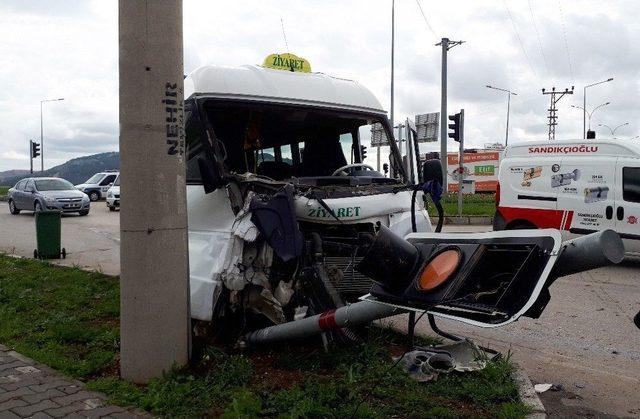 Adıyaman’da Polis Aracı İle Minibüs Çarpıştı: 2 Polis Yaralı