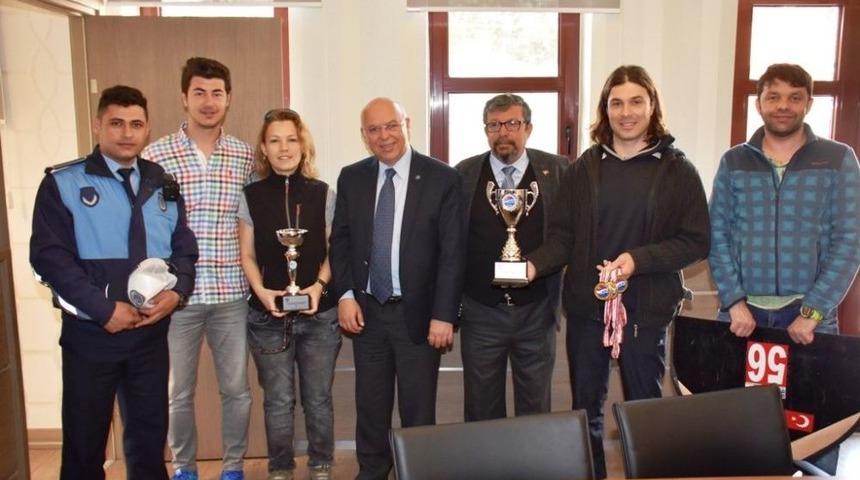 Okyanus Su Sporları Kul&uuml;b&uuml; Sporcularından Başkan Eşkinat&rsquo;a Ziyaret