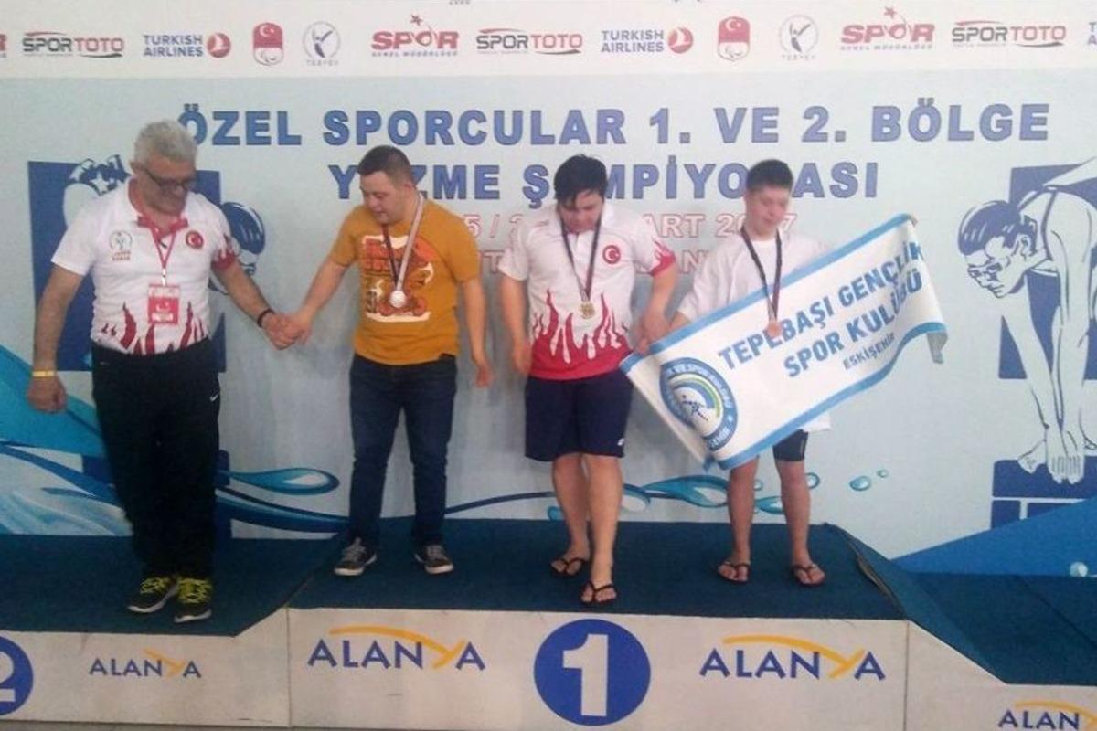 Eskişehirli Y&uuml;z&uuml;c&uuml;ler Engel Tanımıyor