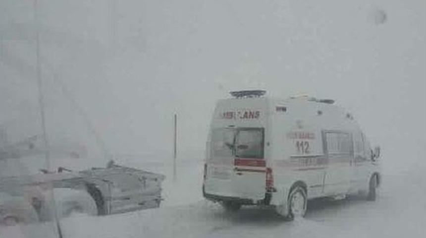 Kar Yağdı Ara&ccedil;lar Yoldan &Ccedil;ıktı