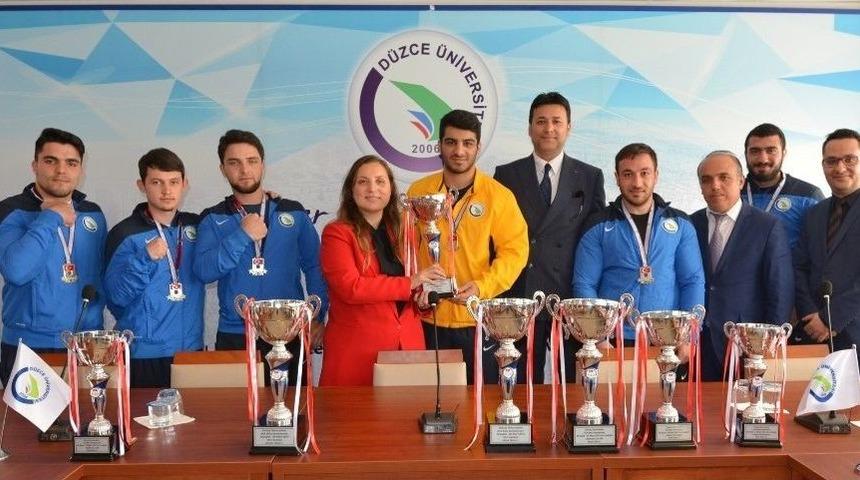 Rekt&ouml;r &Ccedil;akar, Şampiyonları Kabul Etti