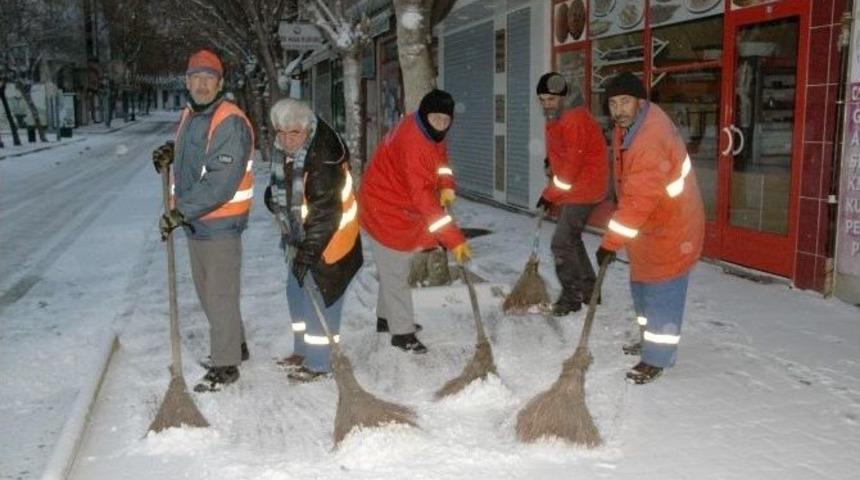 Nevşehir Belediyesi Ekipleri Kar Temizliği Yapıyor