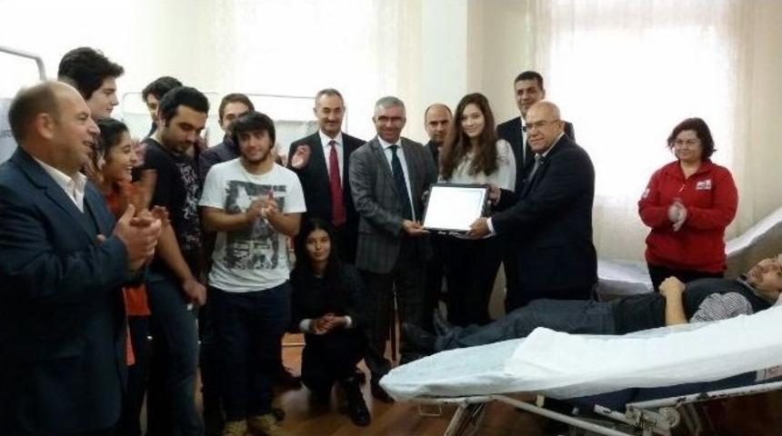 Lise &Ouml;ğrencileri İyilikte Yarışıyor