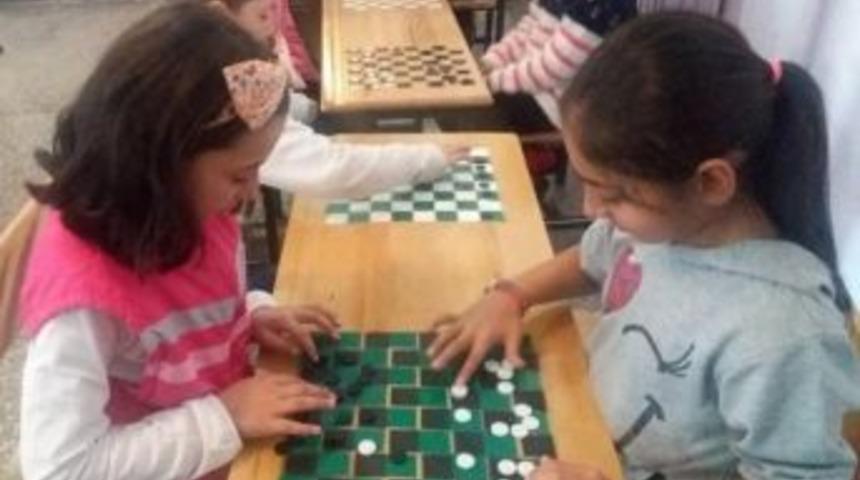 Kızılcahamam&rsquo;da Eski Okul Sıraları Akıllı Sıralara D&ouml;n&uuml;şt&uuml;