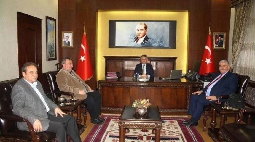 Rekt&ouml;re K&ouml;rfez Sportif Havacılık Kul&uuml;b&uuml;&rsquo;nden Plaket