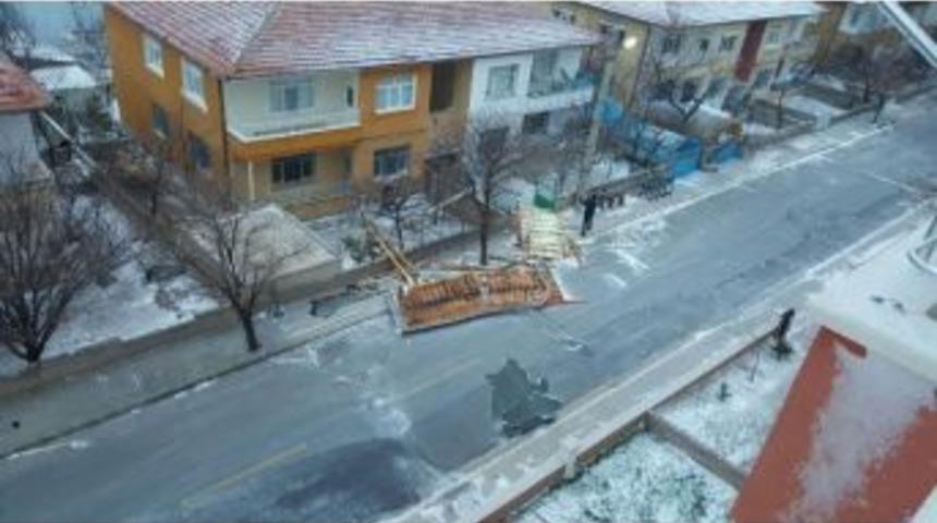 Develi&rsquo;de Şiddetli R&uuml;zgar &Ccedil;atı U&ccedil;urdu