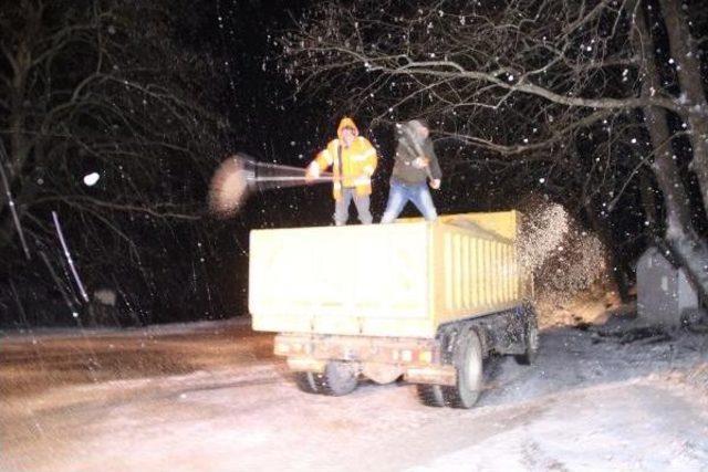 Edremit'te Buzlanan Yollarda Belediye Ekipleri Nöbette