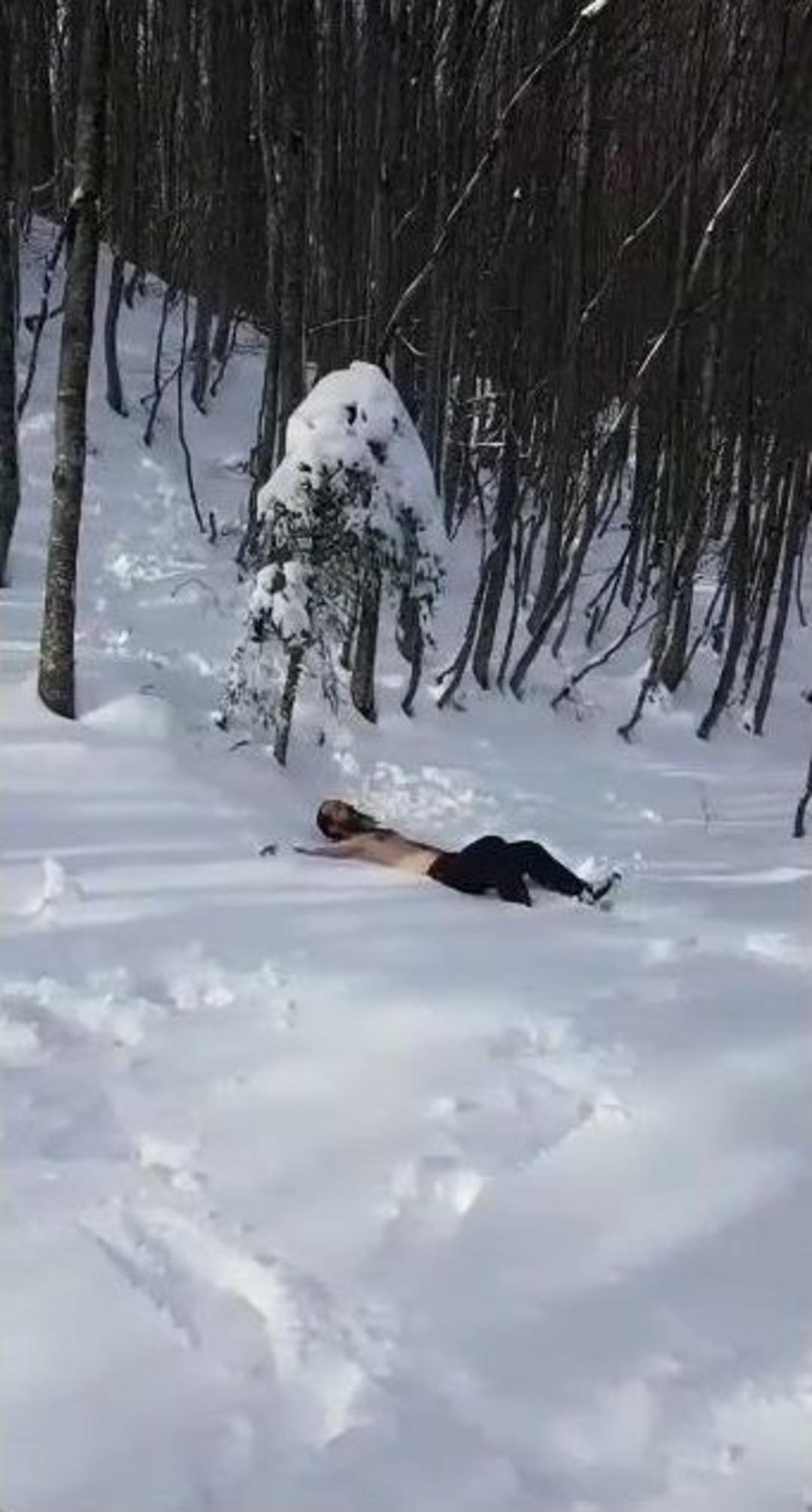 &Ccedil;ıplak Dağcı Eksi 5 Derecede Kara Balıklama Daldı...(&ouml;zel Haber)