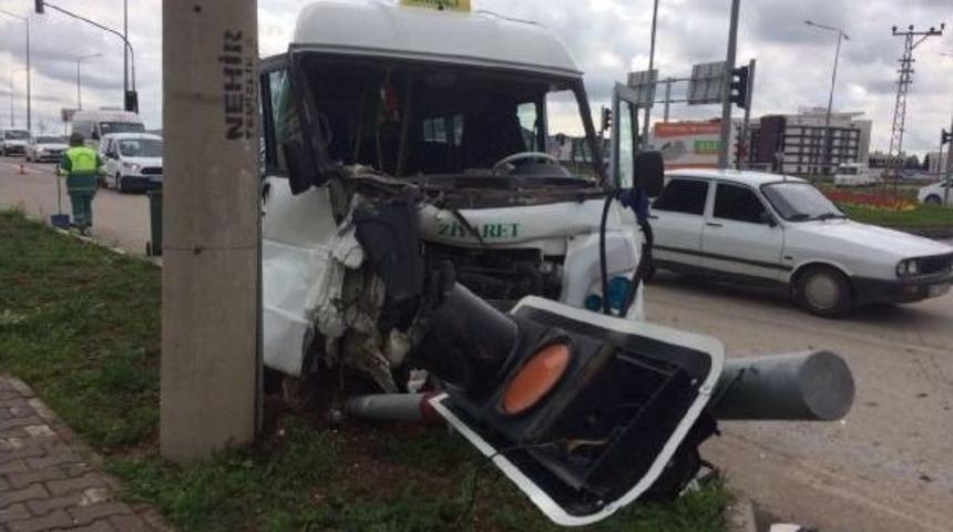 Bakan Yılmaz'ın Yol G&uuml;venliğinde G&ouml;revli 2 Polis Kazada Yaralandı