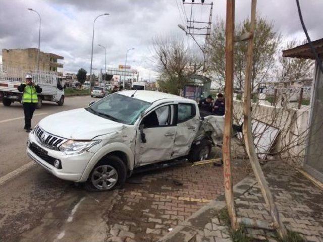 Bakan Yılmaz'ın Yol Güvenliğinde Görevli 2 Polis Kazada Yaralandı